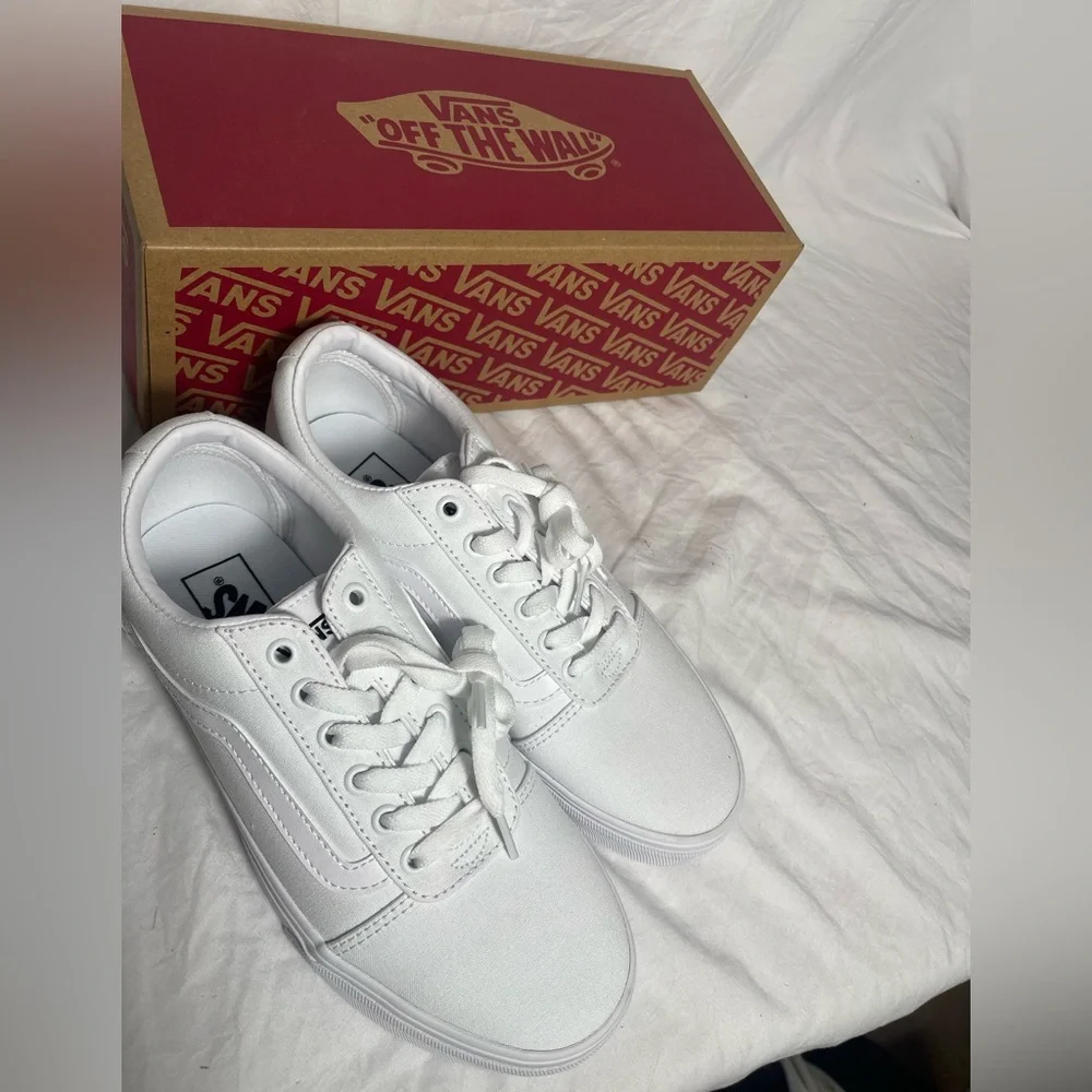 New VANS‎ size 11 Triple White Ward women’s canvas sneakers shoes VNOA3IUNW42